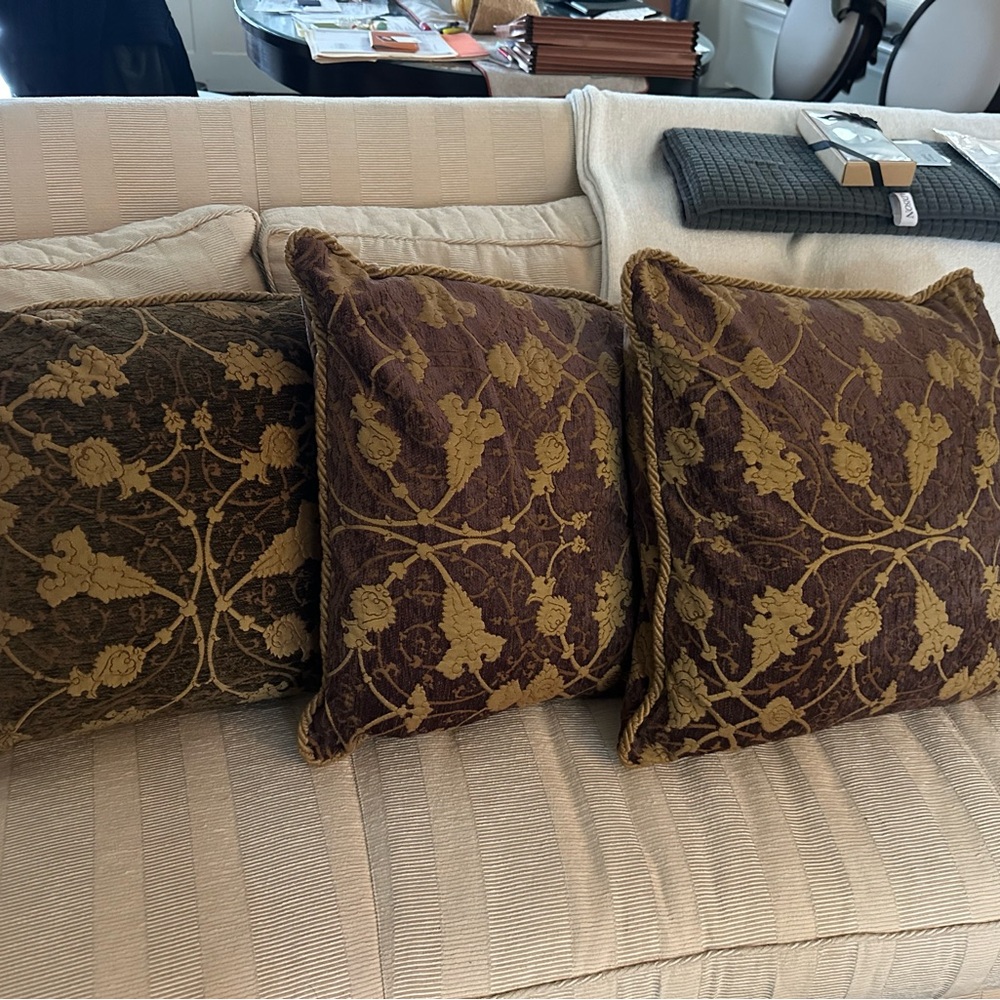 Three brocade pillows - - Picture 3 of 4
